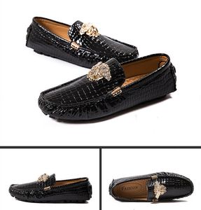 Stor storlek Slip på Casual Designer Män Skor Loafers Spring and Autumn Moccasins Läder Mäns lägenheter Luxurys klänningsko