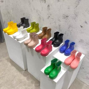 Top Chelsea Botas Das Mulheres Doces Cores Sólidas Cor-de-rosa Triple Black Bule Pistache Frost Frost Moda Plataforma Martin tornozelo Boot Round Toes Toes À Prova D 'Água Tamanho 5.5-8.5