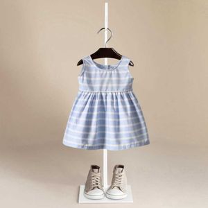 Barnkläder 2021 Ny mode sommar klänning baby bomull söt flygande ärm liten randig båge t-shirt kvinnlig baby klänning q0716