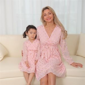 Mãe de primavera Filha Macthing Vestidos Familiar Set Lantejoula Mamãe Bebê Mamãe e Me Roupas Manga Longa V-Neck Decote Meninas Vestido 210724