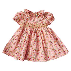 Små tjejer smocked blommig klänning baby handgjord smock kläder toddler flicka brittiska prinsessan klänningar spädbarn boutique vestidos 210615