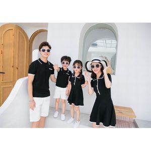 Familj matchande outfits mor och dotter kortärmad klänning far son t-shirt + vit shorts mode förälder-barn e21907 210610