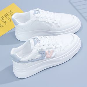 Sommar vita skor sneakers mesh andar kvinnor låga toppar tränare skateboarding skor mode casual sport sko fabrik grossist snabbt skepp