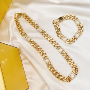 Europa Amerika Smycken Sets Lady Kvinnor Mässing Graverade Initialer Brev Hollow Out Inställningar Diamant 18K guld tjock kedja armband halsband