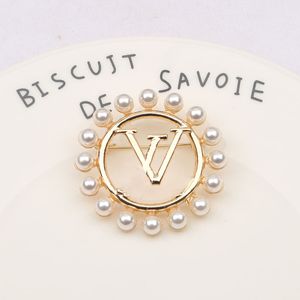 Women Men Designer Brand Letter Brooches Wholesale Gold Inlay Crystal Jewelry Tassels Pearl Marry Christmas Party Gift