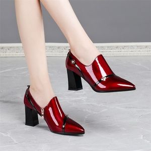 Jesienne buty kobieta wysokie obcasy damskie pompy miękkie panety skórzane buty grube piętę moda szpiczasta palca głęboki czarny wino-czerwony 210610