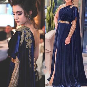 Royal Blue Velvet Prom Klänningar med Cape Långärmad guld Beaded Crystal Kaftan Caftan Arabiska Dubai Evening Gown Wear