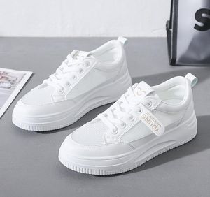 2021 Nuove scarpe bianche in maglia comoda e traspirante per donne scarpe casual