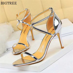 Open Toe Fashion Cross Buckle Women Sandali 2021 Summer Patent Leather 8cm High Heel Pumps Silver Ladies Office Sexy Party Shoes Y0721