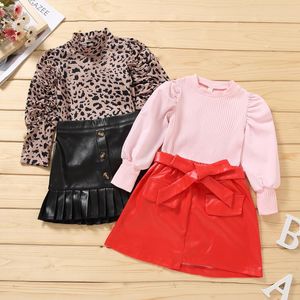 Kläder sätter mode höst vinter barn tjejer kläder uppsättning solid färg leopard tryckt mönster ribb pullover toppar läder kjol spädbarn outfit