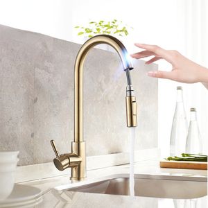 Smart Touch Kitchen Faucet in oro spazzolato Poll-out Poll-out Rubinetti del sensore Nero / Nichel 360 Gru di rotazione 2 rubinetti della miscelatore dell'acqua di uscita