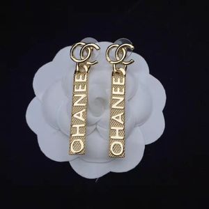 2021 nya mode damer Dangle örhängen 18k guldpläterade bokstäver namnskylt hänge designer örhänge hög kvalitet med låda