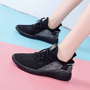 Högkvalitativ ankomst Knit Runningskor Herrkvinnor Sport Tennis Runners Triple Black Grey Pink White Outdoor Sneakers 35-40 WY11-1766