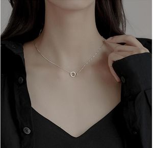 Collana a cerchio 2021 Design di nicchia di lusso leggero femminile Sensazione di catena di chiusura quadrata rotonda Ins vento per inviare collane con ciondolo fidanzata.