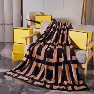 Designer Home Throw Tide Letter Coperta portatile multifunzione Coperta da viaggio per auto Divano sedia Coperte Regalo delicato 13