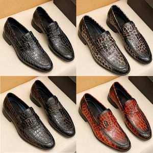 Nuovi designer Scarpe eleganti Pelle di vitello Uomo Banchetto Business Luxurys Sneakers stilista antiscivolo e resistenti all'usura Con scatola taglia 38-44