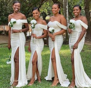 Vestidos de dama de honra de marfim africano 2022 fora do lado do ombro Slit Mermaid Ruched dama de honra vestido de praia festa de casamento vestidos plus size