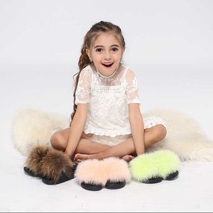 Kids Fur Slides Furry Hem Tofflor Fluffy Inomhus Sommar Platt Sandaler Flip Flops Märke Luxury Girls Skor Storlek 24-35 210712