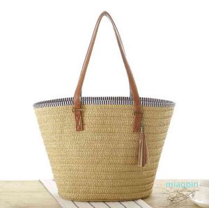 Handgefertigte Korb marokkanische Strandtasche auf dem französischen Markt, natürliche lange flache Henkel-Raffia-Strohtasche