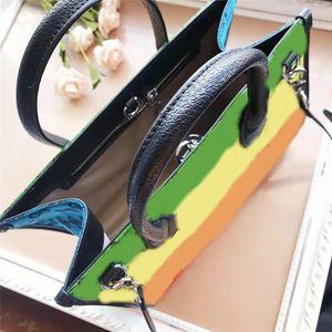 デザイナーの多色女性のトートプライマヴェラエステート夏のファッションバッグカラフルな明るいトートのダブルレターハンドバッグサックキャバスマルチコロール有名な財布財布
