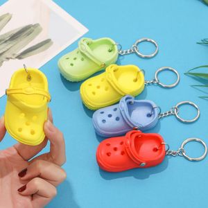 Keychains Ups gratis 100st mix 3d mini 7,5 cm eva strandhål Little Croc Shoe Keychain Bag Accessories Keyring Car Handbag Key Chain Charms