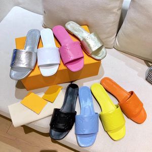 2021 Beach slippers Women Fashion Designers Flat Slides Flip Flops Summer classic Outdoor Loafers Bath Shoes 8 colour