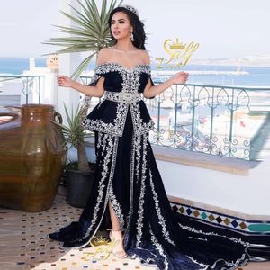 Black Off Shoulder Prom Klänningar med Peplum Luxury Lace Applique Saudiarabiska Marockanska Kaftan Outfit Karako Evening Gowns