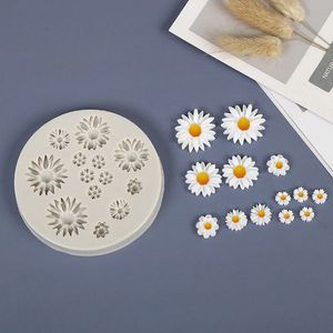 デイジーの野生の菊の花の形のシリコーンモールドの砂糖クラフトチョコレートカップケーキベーキングモールドフォンダンケーキの飾る道具