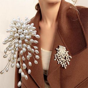 Pins, broscher yangliujia mode den ovala pärlblomma Brosch Europe och United States Temperament Coat Suits Cardigan Spänne Tillbehör