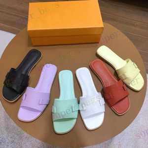 2021 Últimos Chinelos de Couro de Alta Qualidade Moda Homens e Mulheres Sandálias Marca Sneakers Acessórios de Metal Sapatos Casuais EUR 35-41