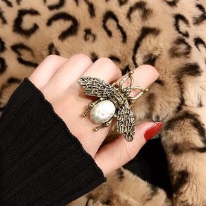 Vigselringar Vintage Antik Guld Insekt Öppnande Fashion Chic Imitation Pearl Metal Bee Index Finger Statement Smycken för kvinnor