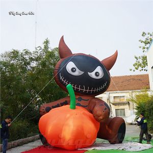 5 m Höhe im Freien, Halloween-Figur, gruseliger aufblasbarer böser Katzenpuppen-Ballon mit einem Kürbis für Werbeshow und Party-Dekoration