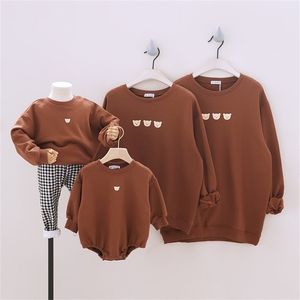 겨울 긴 소매 스웨터 가족에 대 한 동일 세트 가을 일치하는 옷 탑스 패션 부모 - 자식 복장 210922