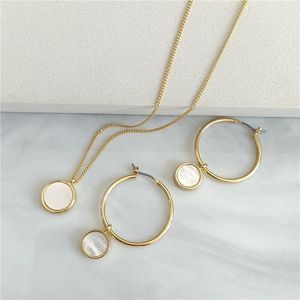 Hängsmycke Halsband Kvinnor Smycken Set Guldpläterad med Vit Pearl Mother Shell Elegant Kvinna Halsband Och Örhängen