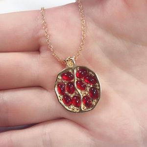 ペンダントネックレスビンテージフルーツ新鮮な赤いガーネットネックレスクラシックゴールドカラー樹脂石のザクロの宝石の女性ギフト