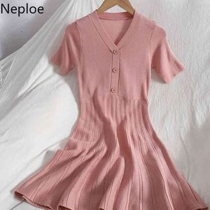 Neploe Coreano Abito da donna in maglia con scollo a V A-Line manica corta Abito estivo Slim Abiti vintage tinta unita Donna Sweet Mini Vestidos 210422