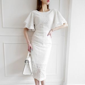 夏のエレガントな2層フレアスリーブレースのドレス女性カジュアルな短い白いo-neck中空アウトセクシーなMidi Bodycon Dress 210514