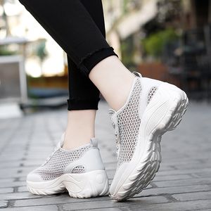 Kadınlar Için 2021 Tasarımcı Koşu Ayakkabıları Beyaz Gri Mor Pembe Siyah Moda Erkek Eğitmenler Yüksek Kaliteli Açık Spor Sneakers Boyutu 35-42 SG