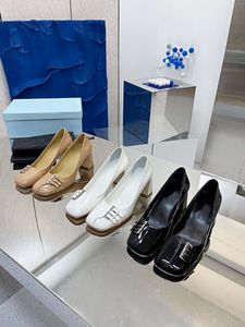 2022 봄과 여름 신발 새로운 벨트 버클 장식 얕은 여성의 단일 신발 두꺼운 뒤꿈치 하이힐 특허 가죽 패션 메리 제인