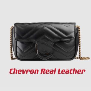 Bolsa Super Mini de Couro Chevron Marmont Chaveiro Interno Acoplável a Bolsa Grande Fecho de Aba em Forma Suavemente Estruturada com Ferragens de Letras Duplas