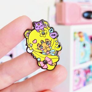 Pins, broches venda bonito garota amarela hard esmalte pino bonito desenhos animados mágicos marinheiro dourado luas anime fãs jóias presente medalha crachá