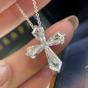 2021 Handgjord Lab Diamond Cross Pendant 925 Sterling Silver Party Wedding Pendants Halsband för kvinnor Män Moissanite Smycken