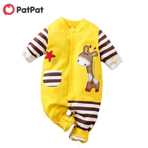 販売秋と冬の綿の赤ちゃんキリンポケットデザインロンパースストライプシングルブレスト服210528