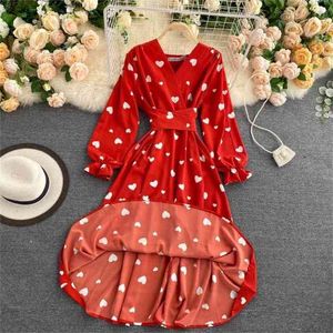 Vintage Cherry Floral Printed Red Dress female V-neck Bell Sleeve Autumn A-Line Holiday vestidos Midi dresses women 210508