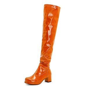 Orange übergroße Overknee-Stiefel aus Lackleder mit dicken Absätzen. Grüne helle Lederstiefel. Lila Stiefel mit mittelhohen Absätzen. Gelb Rot 220310
