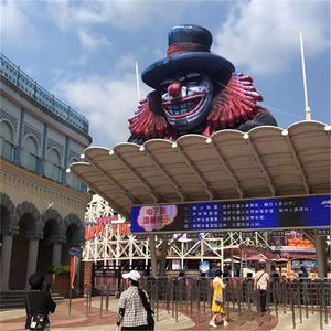 Enorme testa da clown gonfiabile decorativa all'aperto di Halloween che fa esplodere il teschio malvagio del burlone per la decorazione del tetto della casa e dell'edificio