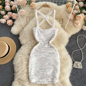 Siyah / Beyaz Seksi Draped Bodycon Elbise Kadınlar Kulübü Parti Criss-Cross Spagetti Kayışı Vestidos Zarif Açık Geri Mini Robe Yaz Y0603