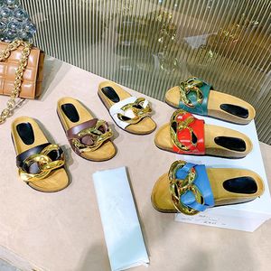 2021 Baotou tofflor läder metallkedja slitstarka platta sandaler kvinnor avslappnad storlek 35-41 kvinna sandal fri skepp gelé balsal dans sko