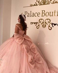 Różowe sukienki Quinceanera koronkowe ułożone z łuku na ramiona księżniczka suknia balowa na imprezę noś Sweet 16 sukienki vestidos masquer217z