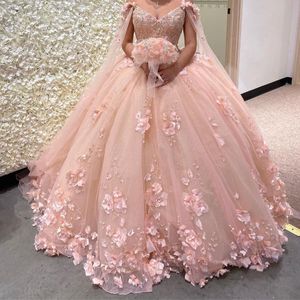 2022 Romantisk Blush D Flowers Ball Gown Quinceanera Prom Klänningar med Cape Wrap Caftan Beaded Lace Long Sweet Dress Vestidos Anos